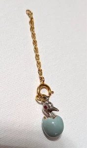 Dije de huevo esmaltado vintage de Joan Rivers con extensor: huevo de pollito para incubar, cadena de 2" - Imagen 1 de 3