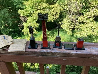 Postwar Marx Lot of Signals & Lights - Image 1 of 4