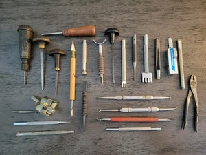 VINTAGE 24 TIMBRI CRAFTOOL CO PELLE E CUOIO LAVORO INTAGLIO STRUMENTI ARTIGIANALI - Foto 1 di 4