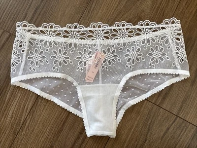 Bragas Victoria's Secret Panty descaradas blancas punteadas malla ojales flores pequeñas S Foto 1 de 4