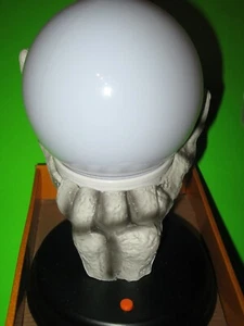Spooky Village Sfera di Cristallo Illuminata Mano Scheletrica - Si Illumina e Parla - Nuovo!  - Foto 1 di 6