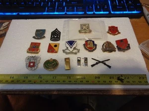 Quince alfileres y/o cosas militares diferentes (caja #bolsa CAT #7X) - Imagen 1 de 2