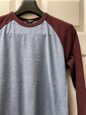 Camiseta grunge surf bolsillo frontal a rayas Gap para hombre talla pequeña Foto 1 de 4