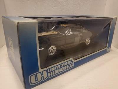 1:18 UNIVERSAL HOBBIES 1966 SHELBY MUSTANG GT 350 NEGRO CON RAYAS DORADAS Foto 1 de 4