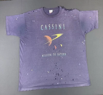 De colección Años 90 Cassini Misión a Saturno NASA Galaxia Espacial Desvanecimiento Thrashed XL Hecho en EE. UU. Foto 1 de 4