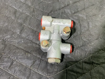 Válvula dosificadora de refuerzo de freno fabricante original Mazda Miata 1994-2000 con ABS NA NB 94-00 Foto 1 de 4