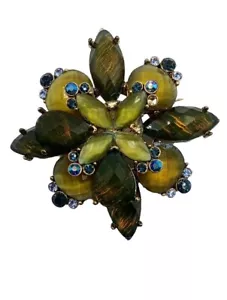 Broche/alfiler flor estilo vintage verde/amarillo facetado lucita pedrería - Imagen 1 de 5