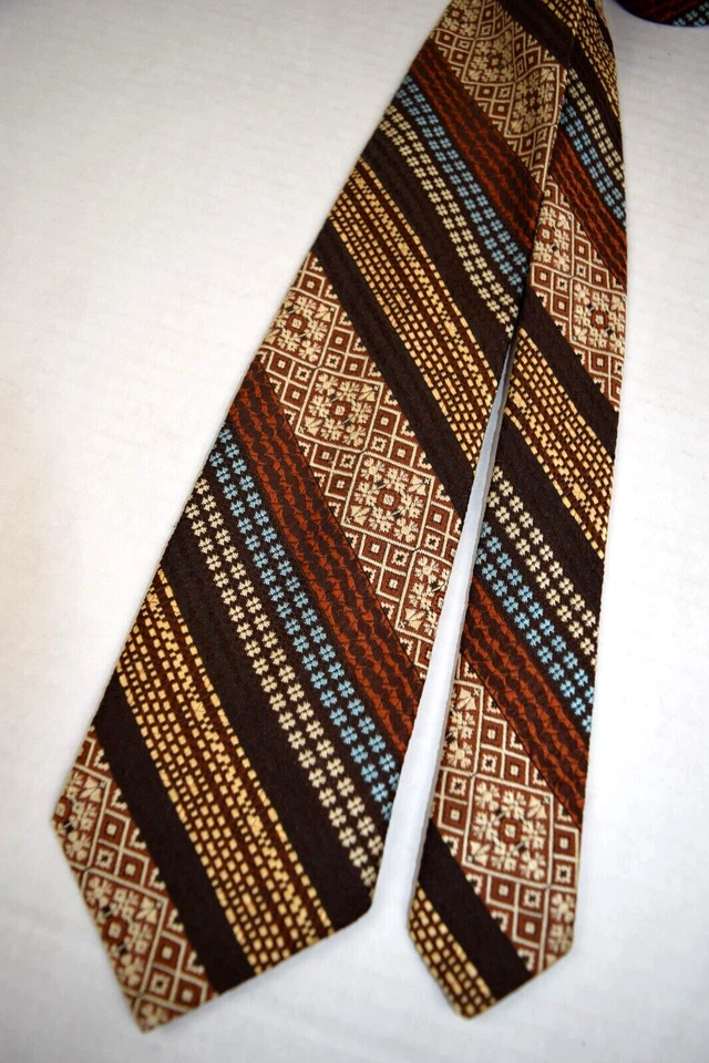 Gravata de pescoço vintage anos 70 poliéster texturizado fantasia marrom bronzeado azul listrado 55" x 3" - Imagem 1 de 4