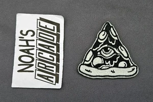 Room Temp Pizza im Dunkeln leuchtend schwarzweiß Scheibenaufnäher GITD FOG SUPDEF WRMFZY FUD RTP - Bild 1 von 3