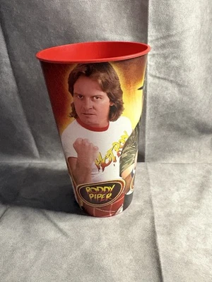 Taza de plástico 711-WWE Legends 32 oz 201-Rowdy Roddy Piper & Sgt. Matanza-Retro Foto 1 de 4