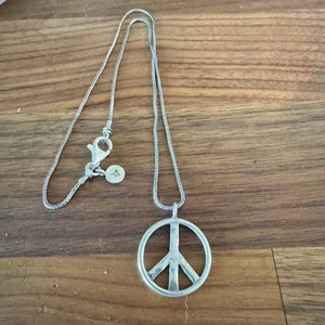 Collana Silpada N1971 argento sterling martellato segno di pace ciondolo grano 17" usata in ottime condizioni - Foto 1 di 4