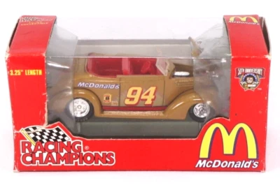Ford Roadster 94 Gold Car 1937 de Bill Elliott - Campeones de carreras McDonald's Foto 1 de 4