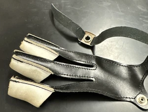VTG Archery Three Finger Soft Leather & Vinyl Glove Sz Med w/ Snap Strap - Picture 1 of 7