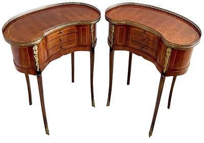 Cama/mesa auxiliar con incrustaciones de marquetería Luis XV de principios del siglo XX, un par Foto 1 de 4