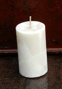 200hr WHITE HOLLY BERRY & CLOVES Christmas Scented Pillar CANDLE Gift Wrapped - Picture 1 of 24