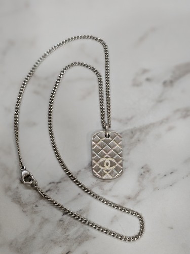 Autentico ciondolo collana placca logo CHANEL CC argento 05P