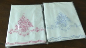 2 Paar Vintage rosa & blau bestickte Kissenbezüge Standard Baumwolle New Old Stock - Bild 1 von 7