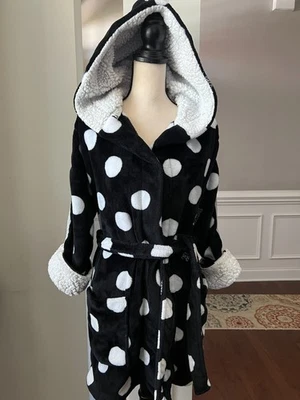 Bata corta de vellón ROSA by Victoria Secret lunares negros/blancos talla XS Foto 1 de 4