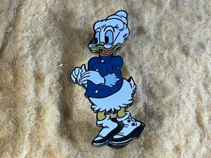 A13-36 DISNEY PIN - GRANDMA DAISY DUCK - DISNEY AUCTIONS EXCLUSIVE LIMITED 100 - Picture 1 of 3