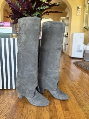 香奈儿绗缝折叠 CC 麂皮绒鞋头灰色靴子 - 39 — 第 1/4 张图片