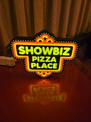 Showbiz Pizza Place Alt - Letrero LED iluminado por USB - Man Cave - Arcade - Mandril E Foto 1 de 4