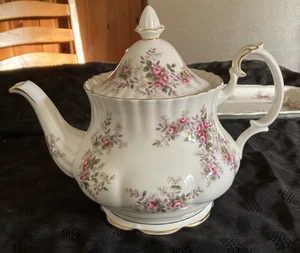 Royal Albert Lavender Rose Tea Pot. See other listings for similar - Picture 1 of 6
