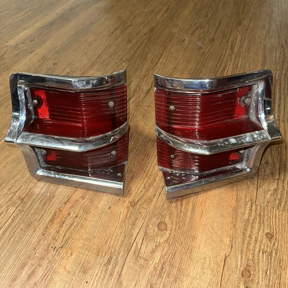 Oldsmobile Olds Dynamic 88 1963 luz trasera izquierda derecha y derecha derecha usada OEM 63 Foto 1 de 4
