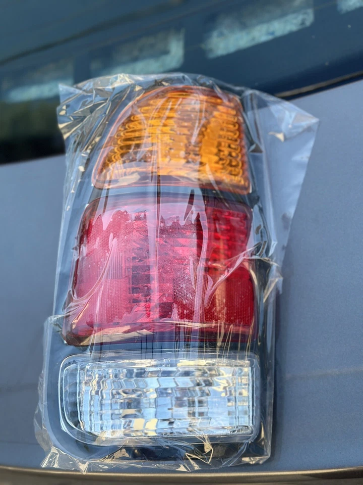 Luz trasera Dorman 1610698 para Toyota Tundra 00-03 Foto 1 de 3