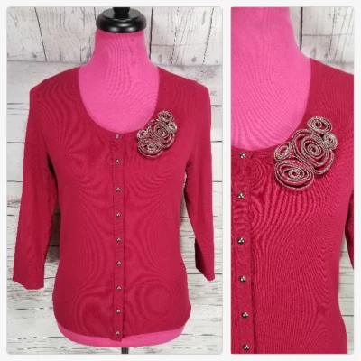 Cárdigan Suéter Casa Blanca Mercado Negro Talla S Rosetas Rojas A Presión Foto 1 de 4