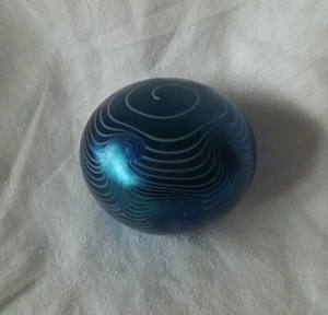 Fermacarte in vetro artistico TERRY CRIDER 1985 PIUMA TIRATA IRIDESCENTE  - Foto 1 di 6