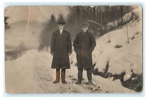 1915 Männer stehen schneebedeckter Weg Winterszene gut gekleidet RPPC Austin PA  - Bild 1 von 2