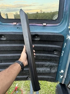 03-11 HONDA ELEMENT PASSENGER RIGHT FRONT A PILLAR WINDSHIELD TRIM OEM USED - Picture 1 of 3