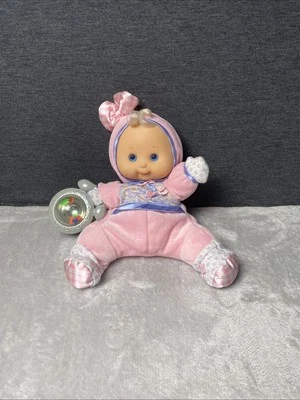 Muñeca bebé de felpa rosa Fisher Price 2002 vintage cara de vinilo sonajero púrpura Mattel Foto 1 de 4