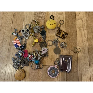 Vintage bis Modern Sammler Schlüsselanhänger Konvolut gemischtes Sortiment - Bild 1 von 13