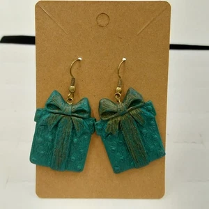 Goldfarbene gewickelte Geschenkbox grün Hänger Haken Ohrringe Weihnachten Urlaub Schmuck - Bild 1 von 3