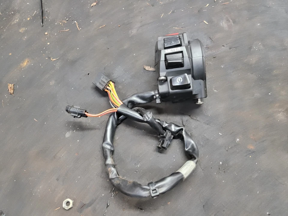Interruptor de manillar de control izquierdo Suzuki GSXR 750 GSX-R 750 2013 señal de giro Foto 1 de 3