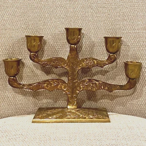 Candelabro de latón grabado de 5 brazos boho ecléctico maximalista de colección - Imagen 1 de 11