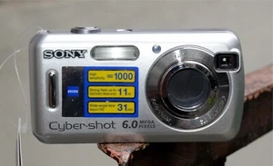 SONY Cyber-shot DSC-S600 DIGITALKAMERA 6,0 MP  Vintage  5,1-15,3mm f/1:2,8-5,1 - Bild 1 von 4