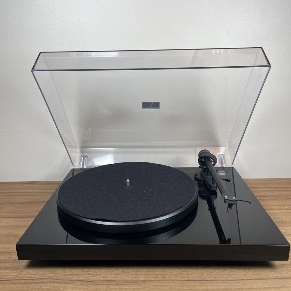 Pro-Ject Audio Systems Debut III HiFi Plattenspieler mit Ortofon OM 5E Tonabnehmer - Bild 1 von 4