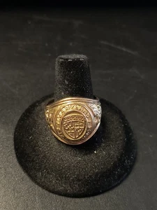 Anello Vintage 1957 Oro 10K Maryland Classe Polizia di Stato 12,4g Misura 10 1/2 - Foto 1 di 7