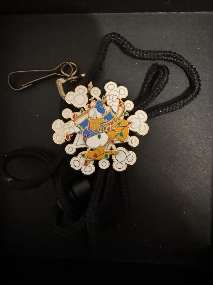 Cordón Bolo exclusivo para miembros del elenco Copo de nieve luces enredadas de Disney Donald Foto 1 de 1