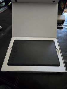 Used Wacom PTH660 Intuos Pro Graphic Tablet - Photo 1/5