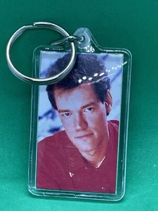 Portachiavi vintage Randy Travis cantante country ricordo concerto SPEDIZIONE GRATUITA - Foto 1 di 2