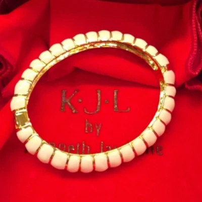 Brazalete Kenneth Jay Lane Blanco Bisagras Tono Dorado Tamaño Promedio Puño Foto 1 de 4