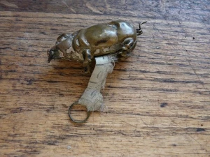 CENTIMETRE METRE DE COUTURIER E ZOOMORPHE PETIT COCHON EN LAITON ANCIEN - Foto 1 di 4