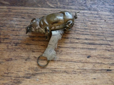 CENTIMETRE METRE  DE COUTURIER E  ZOOMORPHE PETIT COCHON EN LAITON ANCIEN - Photo 1/4