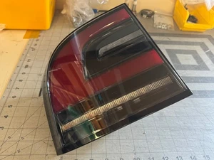 NEW OEM 21-26 TESLA MODEL X REAR LEFT OUTER TAIL LIGHT LAMP 1565496-00-B - Bild 1 von 5