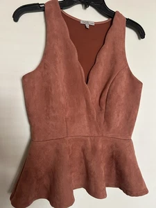 Charlotte Russe rostfarbenes ärmelloses Wildlederimitat V-Ausschnitt Jakobsmuschelkante Schößchen Top Gr. S - Bild 1 von 20
