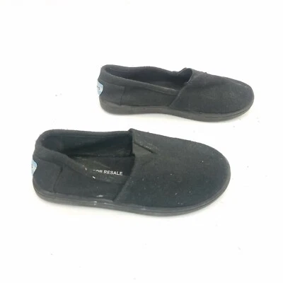 Zapatos planos Toms para niños pequeños negros lisos para bebés talla 10 envolventes de lona sin cordones Foto 1 de 4