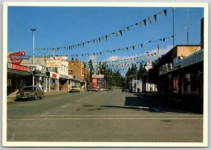 Postcard BC Quesnel Reid Street Keens Mens Boys Wear Cariboo Safeway Gulf Oil - Bild 1 von 2